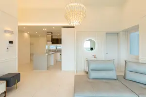 골드 샹들리에가 빛나는 럭셔리 모던 빌라 거실